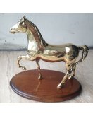 Лошадь на деревянной подставке 00540 в блестящей латуни