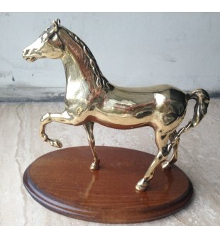 Лошадь на деревянной подставке 00540 в блестящей латуни