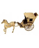 Лошадь с каретой в блестящей латуни