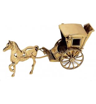 Лошадь с каретой в блестящей латуни