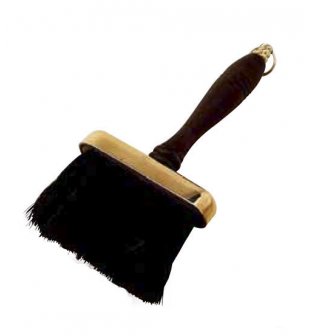 Метелка с деревянной ручкой в блестящей латуни